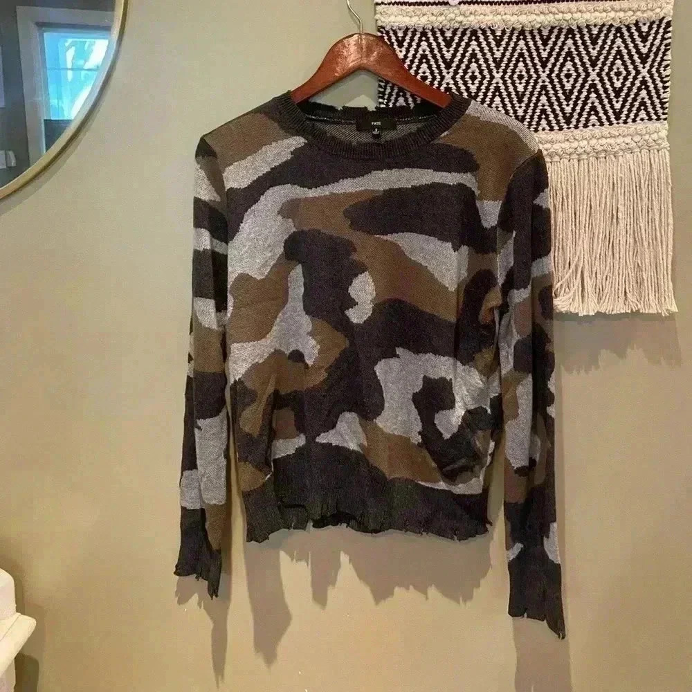 FATE DISTRESSED CAMO SWEATER PULLOVER